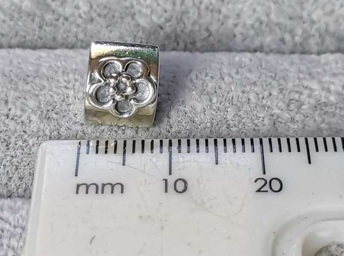 Pandora Daisy Flower Charm