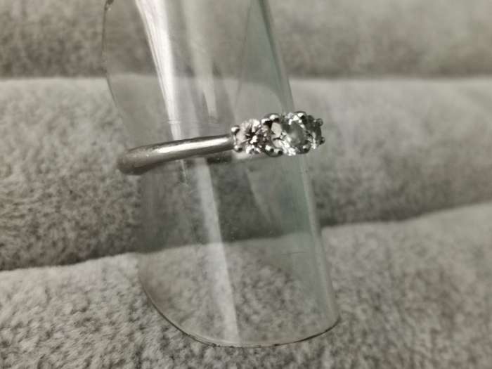 BROWNS Platinum Claw Set Protea Trilogy Ring