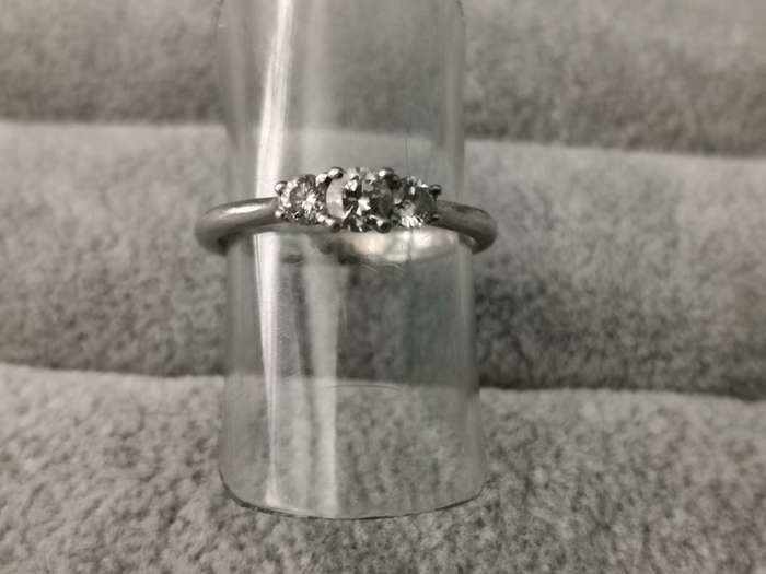 BROWNS Platinum Claw Set Protea Trilogy Ring