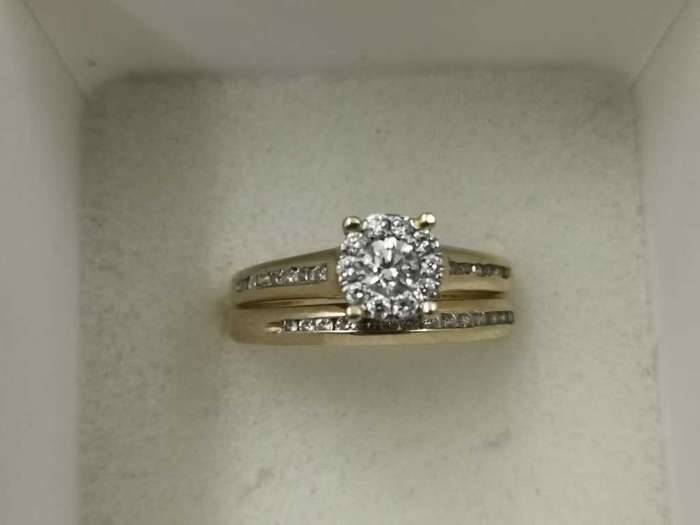 Sterns-18ct Gold Ring Set with Diamonds