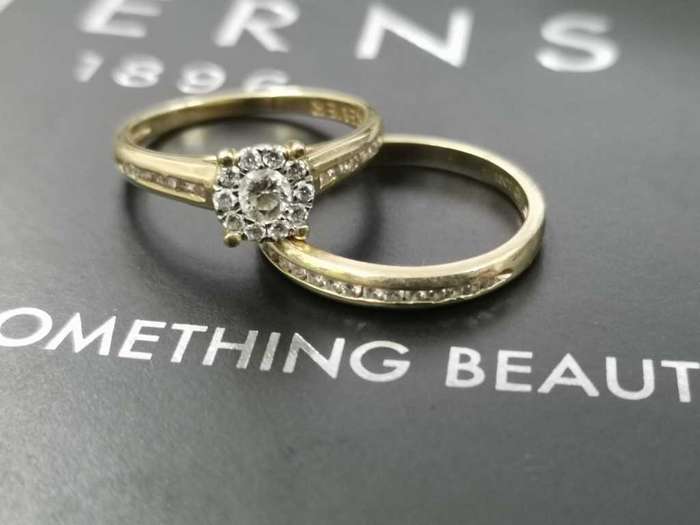 Sterns-18ct Gold Ring Set with Diamonds