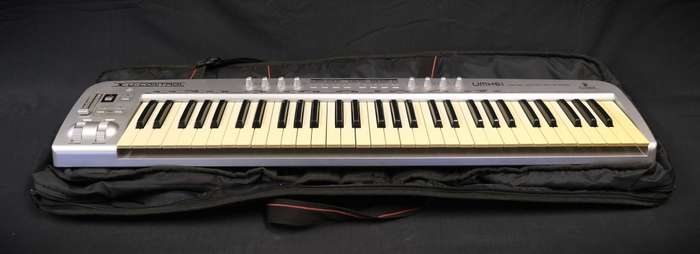 Behringer UMx61 USB/MIDI Controller Keyboard
