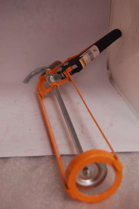 CAULKING GUN