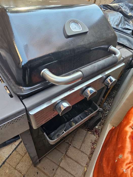 gas braai with 3 burners and side stove like burner