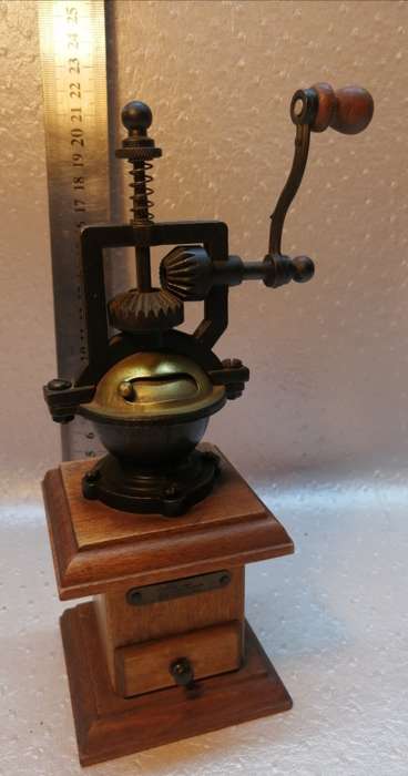 Vintage Style Wood Pepper Mill
