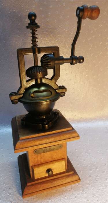 Vintage Style Wood Pepper Mill