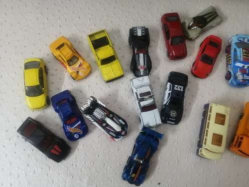 Huge Truck with 22 Collectable Die Cast Cars (matchbox, maestro, hot wheels, yatming and more)