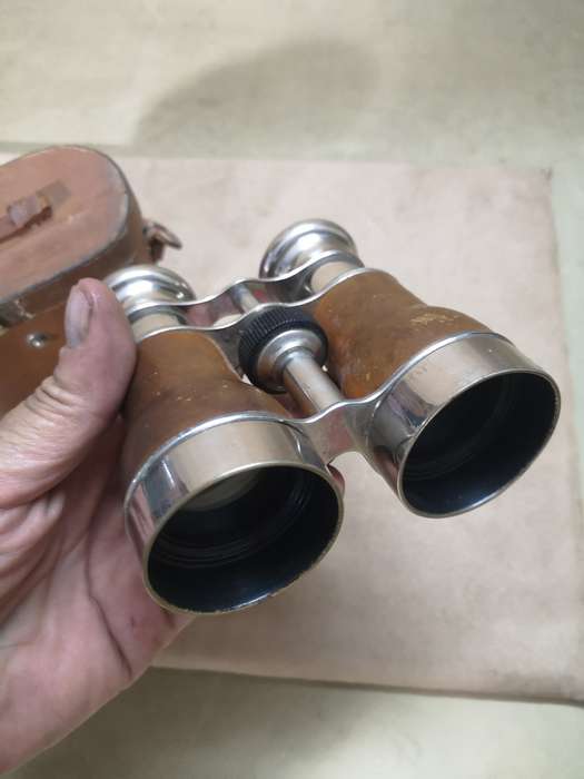 ANTIQUE LEATHER BOUND LE JOCKEY CLUB PARIS OPERA HORSE RACING BINOCULARS