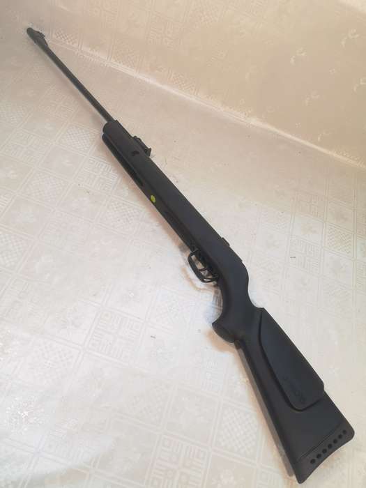 High Power GAMO SHADOW 1000 Air Rifle 4.5 cal - Like New