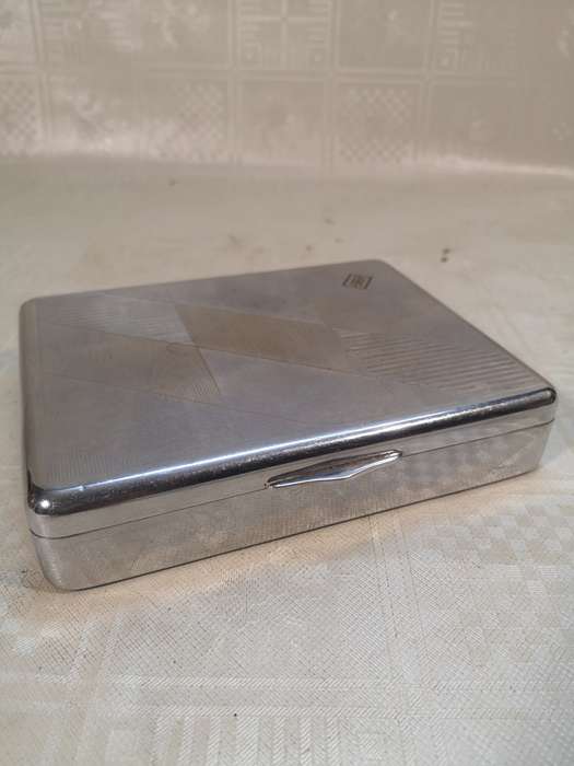 VINTAGE ARISTOCRAT SILVER PLATED CIGARETTE BOX WITH WOODEN LININGS