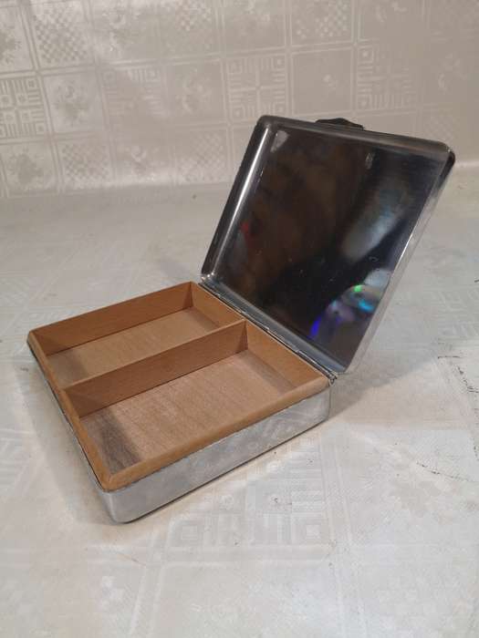 VINTAGE ARISTOCRAT SILVER PLATED CIGARETTE BOX WITH WOODEN LININGS