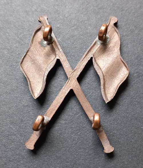 WW1 Brass Signal Flag Trade Cap Badge                 X67