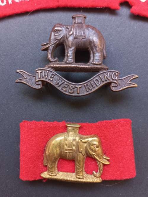 West Riding Duke Of Wellington`s Regiment Cloth Titles Cap And Collar Badge Note Condition   F8