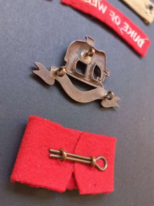 West Riding Duke Of Wellington`s Regiment Cloth Titles Cap And Collar Badge Note Condition   F8