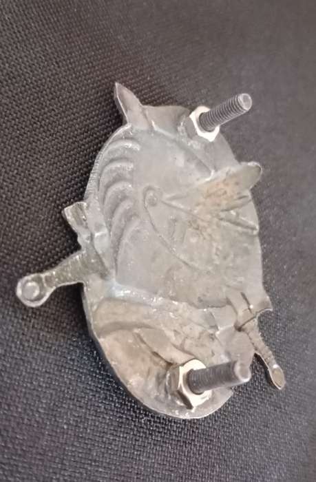 SADF 8th ARMOUR DIVISION BERET BADGE                  M33