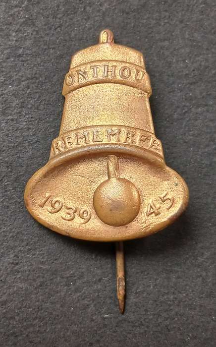 WW2 SA. BELL BADGE Onthou Remember 1939 - 1945                     M15