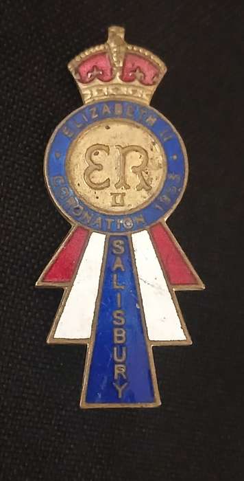 Coronation Of Queen Elizabet II 1953 SALISBURY SOUVENIR Badge                              M32