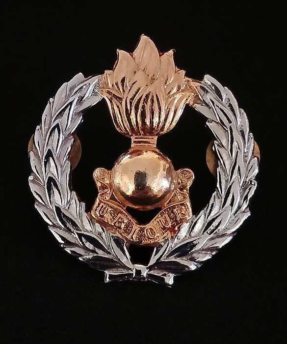 UBIQUE Cap Badge                    F112
