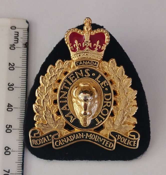 Royal Canadian Mounted Police Cap / Hat  Badge                    F132