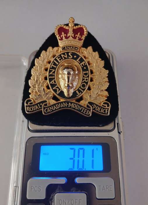 Royal Canadian Mounted Police Cap / Hat  Badge                    F132