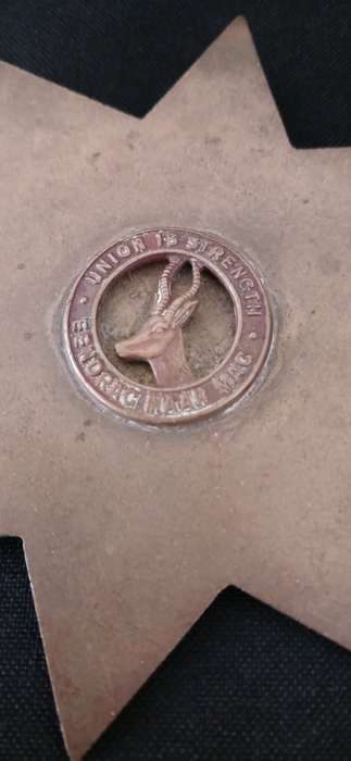 WW2 TRENC ART ` BRASS `    ---- UNION IS STRENGTH EENDRAG MAAK MAG          V28