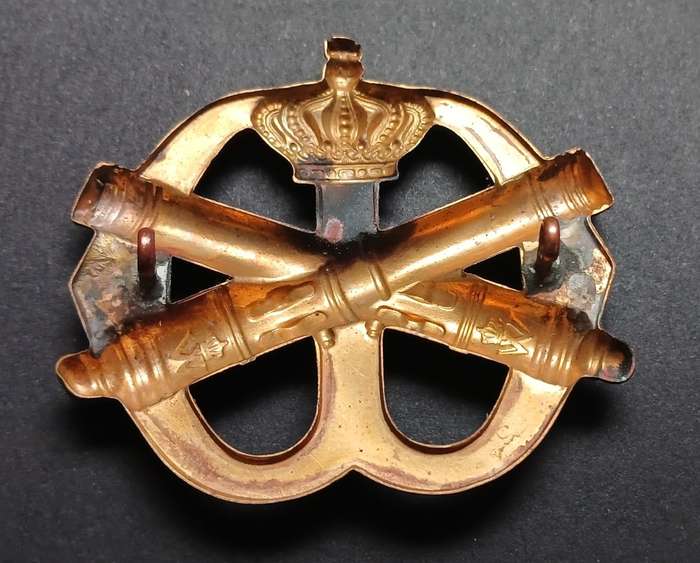 NETHERLANDS FIELD ARTILLERY HAT / BERET BADGE                  C35