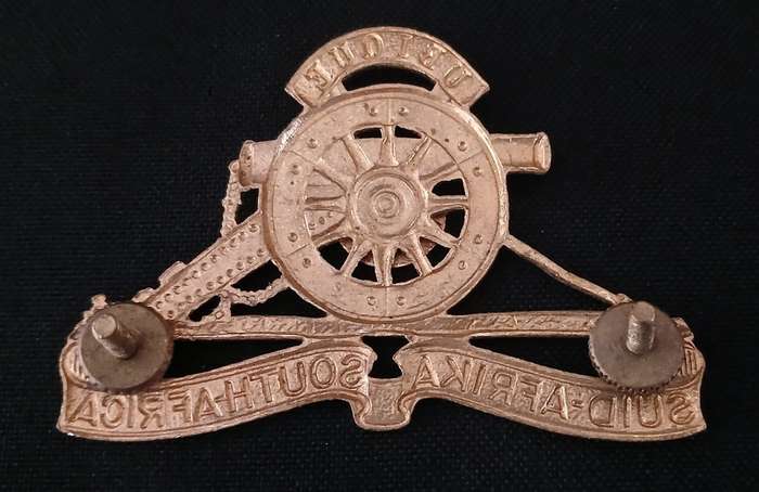 REGIMENT PRETORIA UNIVERSITY ARTILLERY CAP BADGE            C52