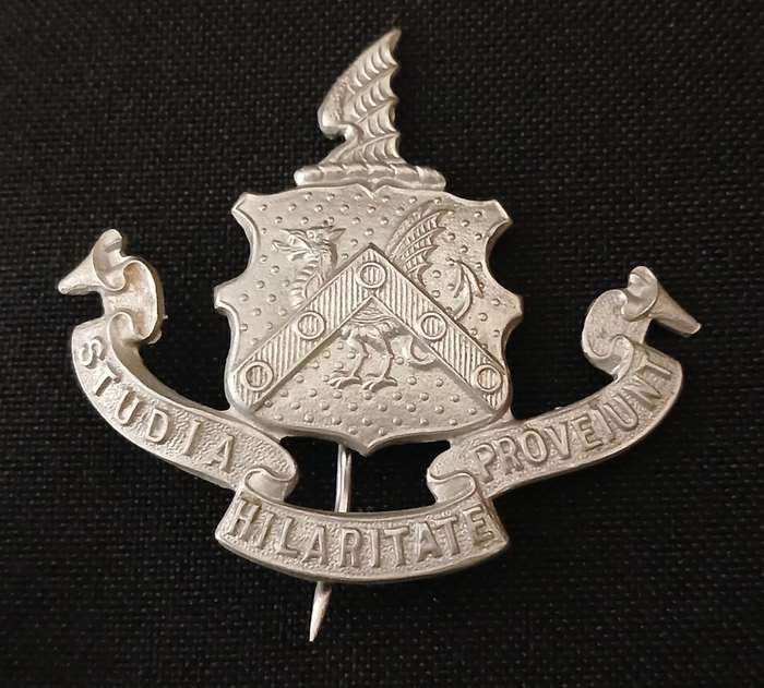 SA KINGSWOOD COLLEGE CADET CORPS WHITE METAL CAP BADGE      C68