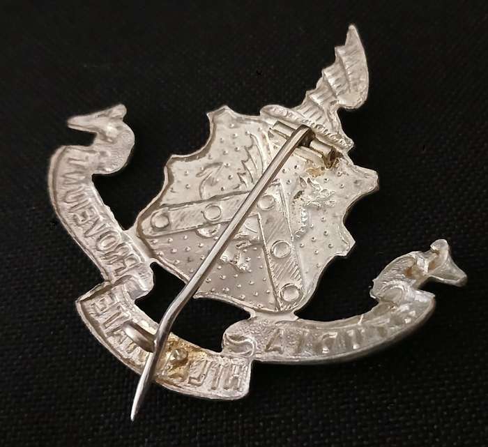 SA KINGSWOOD COLLEGE CADET CORPS WHITE METAL CAP BADGE      C68