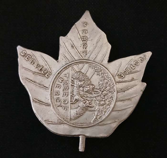UNKNOWN CANADIAN METAL LEAF BADGE ( TREE OF MERCY ) ( JUSTICE MERCY SERVICE )   C98