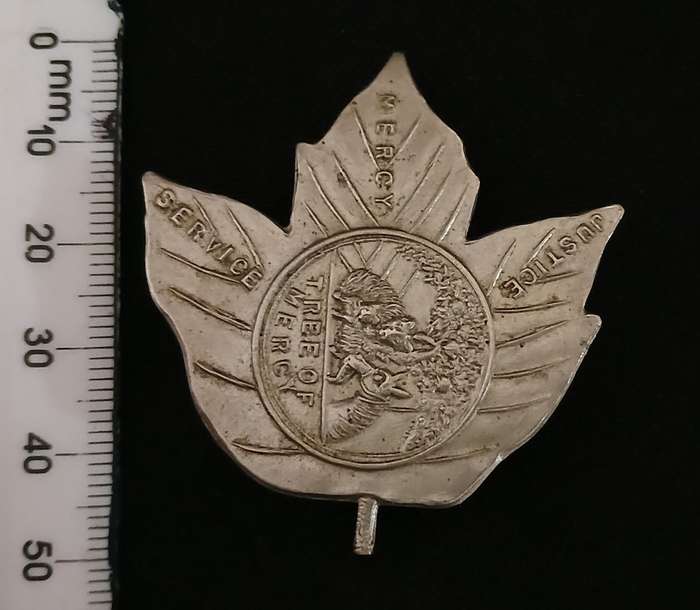 UNKNOWN CANADIAN METAL LEAF BADGE ( TREE OF MERCY ) ( JUSTICE MERCY SERVICE )   C98
