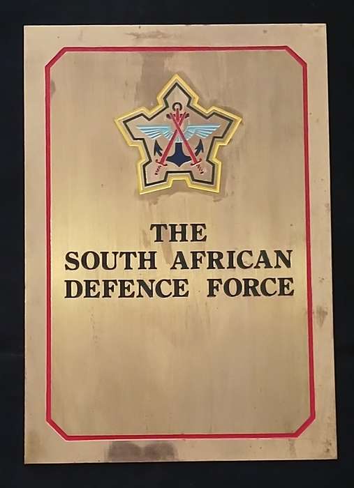 THE SOUTH AFRICAN DEFENCE FORCE BRASS AND ENAMEL PLAQUE / WALL BADGE   `` STRUNNING ``        S18
