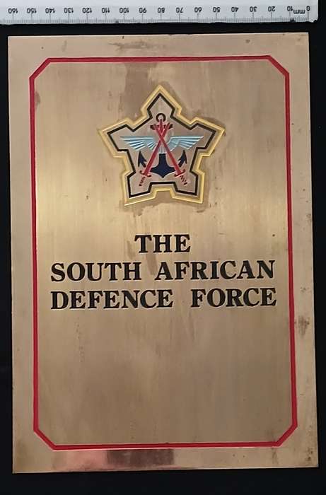 THE SOUTH AFRICAN DEFENCE FORCE BRASS AND ENAMEL PLAQUE / WALL BADGE   `` STRUNNING ``        S18