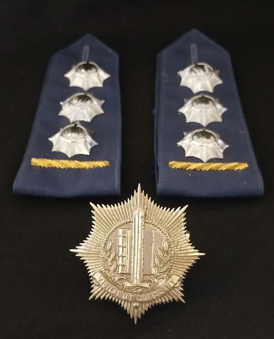 DUTC NETHERLANDS POLICE RANKS WITH BULLION WIRE AND CAP BADGE ( Note Condition )     K17