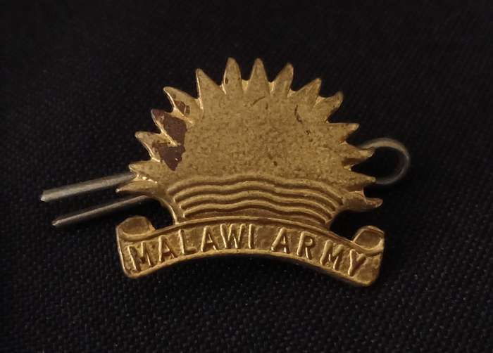 MALAWI ARMY  CAP BADGE                                   R91