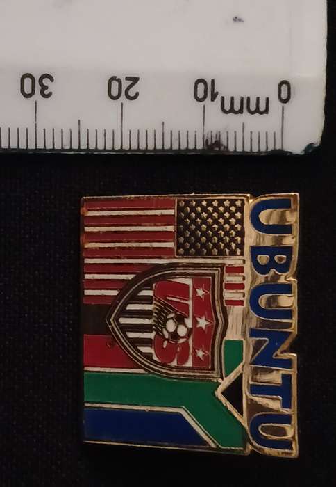 UBUNTO US - SA SOCCER PIN BADGE  " ENAMEL "    ( UNITED STATES & SOUTH AFRICA )           R93