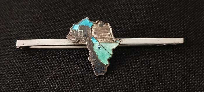 VINTAGE CAPE TOWN WITH CABLE CAR ENAMEL LAPEL BADGE  " STUNNING "    R97