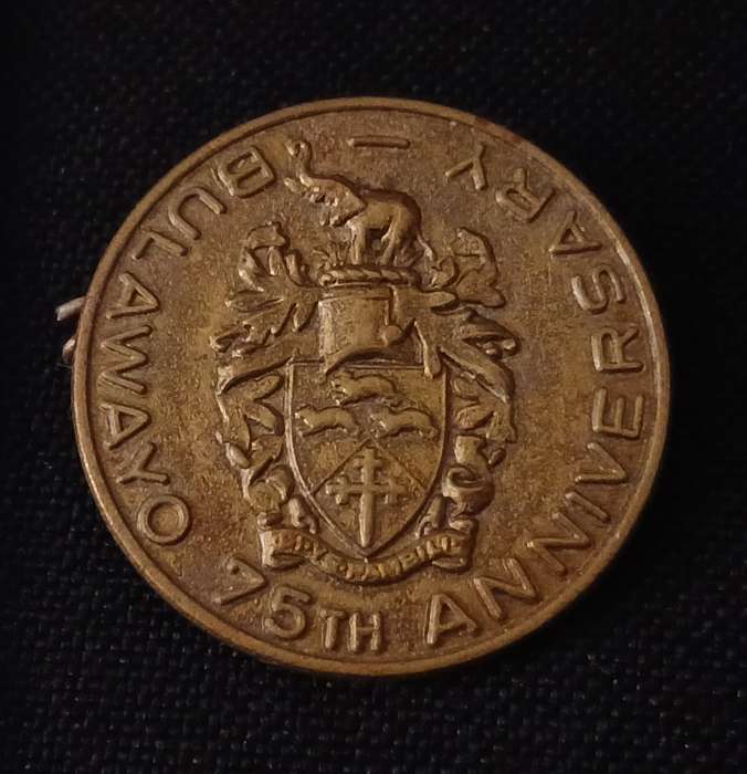 BULAWAYO 75TH ANNIVERSARY PIN BADGE   ( NOTE PIN BROKEN OFF )    R98