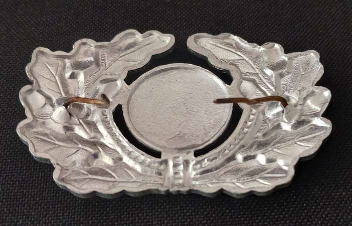 East German Army Officer Cap Badge     ( Note Condition )        R125