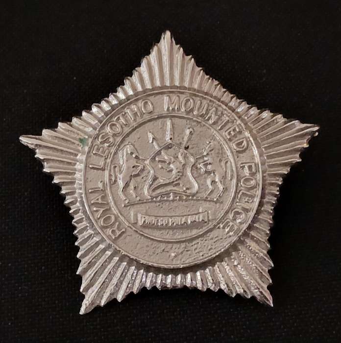 ROYAL LESOTHO MOUNTED POLICE CAP BADGE        R135