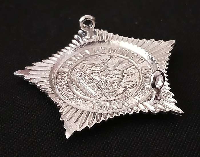 ROYAL LESOTHO MOUNTED POLICE CAP BADGE        R135