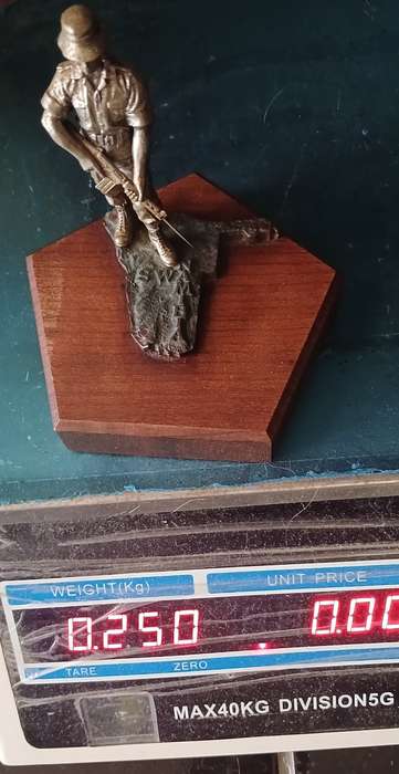 SA BORDER WAR  TROOPIE STATUETTE ON A WOODEN BASE  -- SWA NAMIBIA        ( Weight: 250 grams )