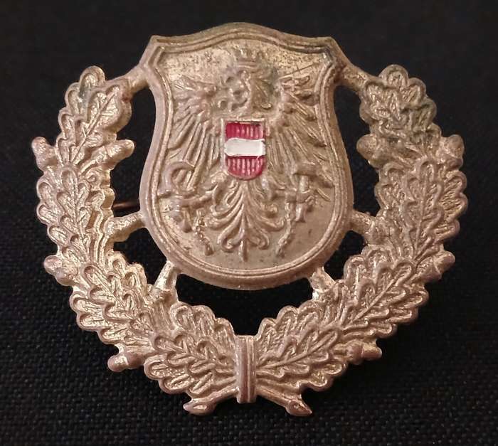 AUSTRIA FEDERAL POLICE CAP BADGE                        L28