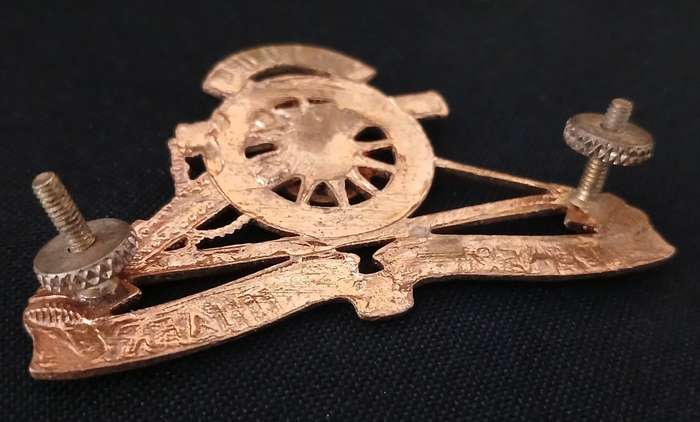REGIMENT PRETORIA UNIVERSITY ARTILLERY CAP BADGE            L31