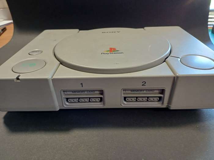 PlayStation 1 (System Complete) plus generic controller