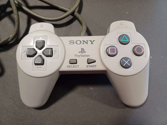 PlayStation 1 (System Complete) plus generic controller