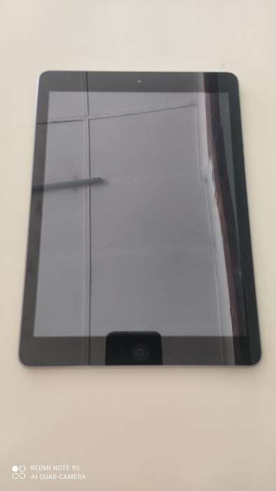 Apple Ipad 5th Gen 32GB *** Please read the Add*** Cracked screen