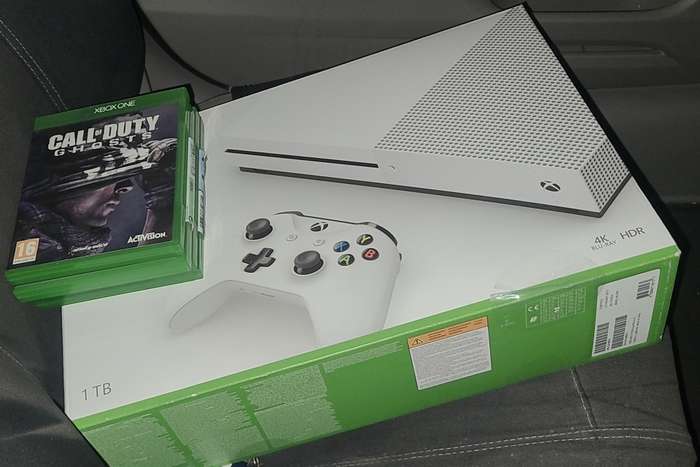 Xbox One S 1tb In Box Controller and Game