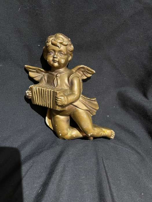 Ornament cherub wall mountable