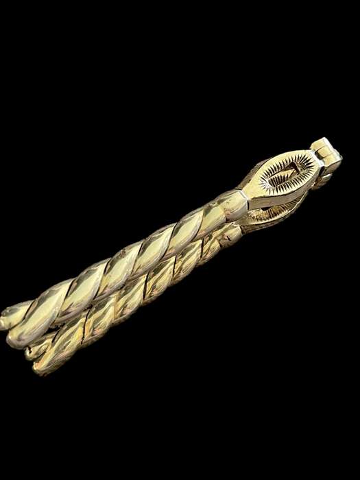 Nut cracker (J)